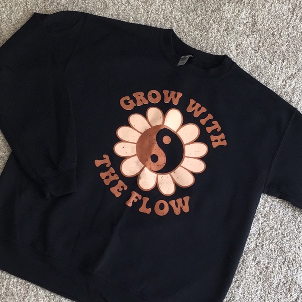 GRAPHIC SWEATSHIRT - MEDIUM